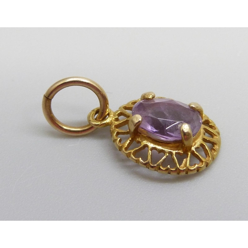 941 - A 9ct gold and amethyst set pendant, 0.9g, 1.7cm