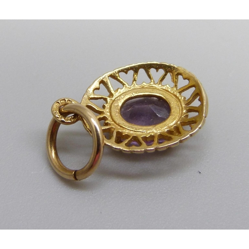 941 - A 9ct gold and amethyst set pendant, 0.9g, 1.7cm