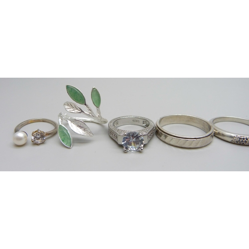 945 - Ten silver and silver plated rings