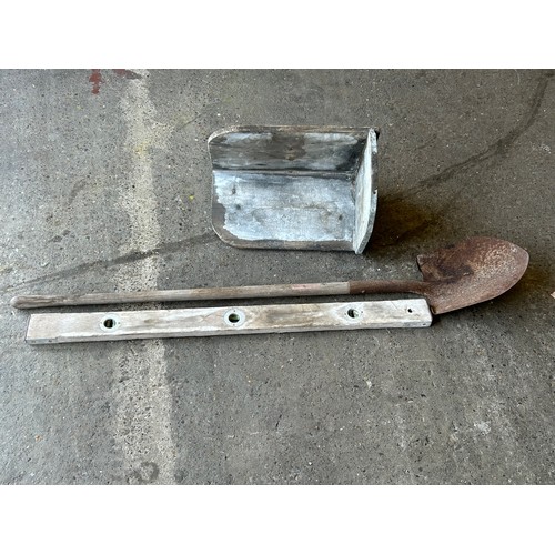 5171B - A vintage wood brick hod, a spirit level and a spade