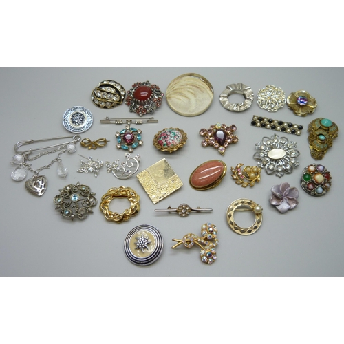 955 - Eighteen costume brooches, two dress clips and eight scarf clips