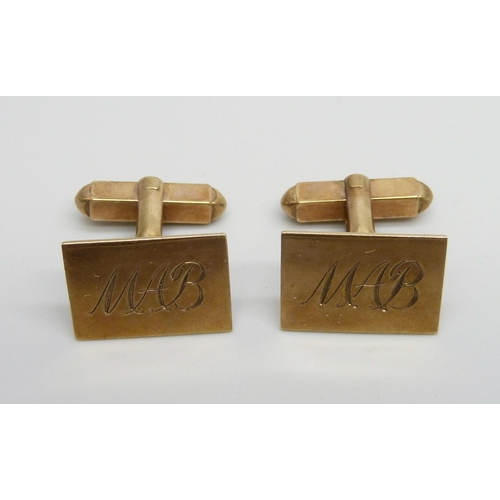 963 - A pair of 9ct gold cufflinks, 8.2g, with initials, together with a plated tie bar