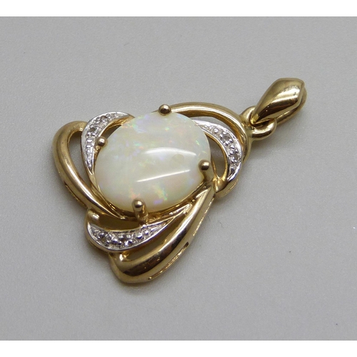 965 - A 9ct gold opal set pendant, 3.3g