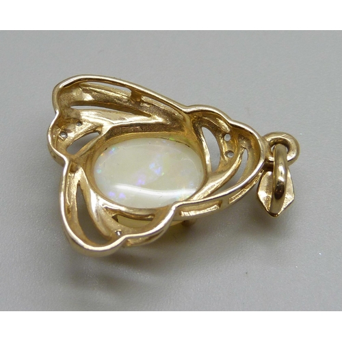 965 - A 9ct gold opal set pendant, 3.3g