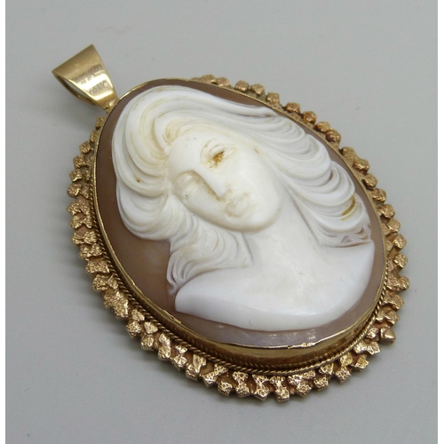 973 - A 9ct gold mounted cameo pendant/brooch, 20.9g, 6.3cm including bale