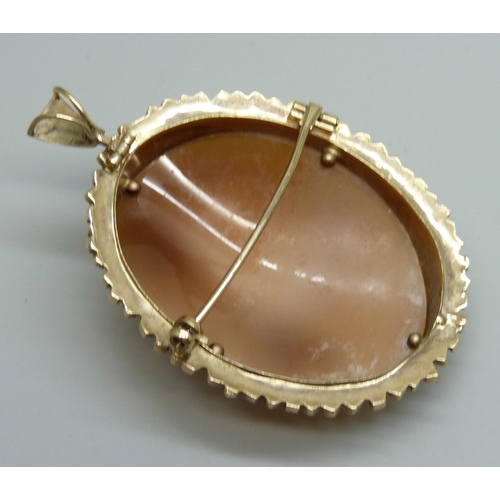 973 - A 9ct gold mounted cameo pendant/brooch, 20.9g, 6.3cm including bale