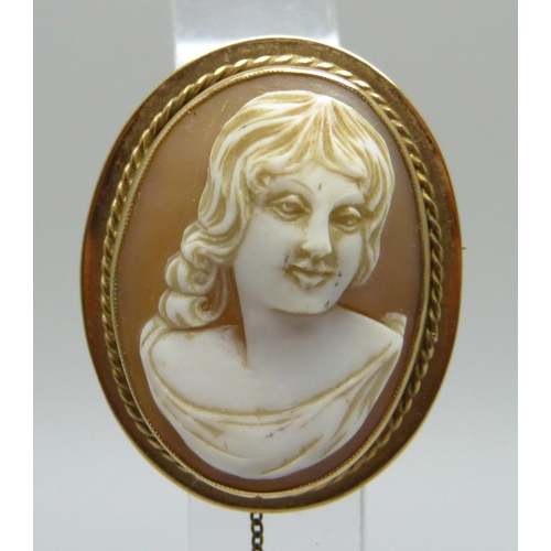 974 - A 9ct gold mounted cameo pendant/brooch, 9.8g, 4cm