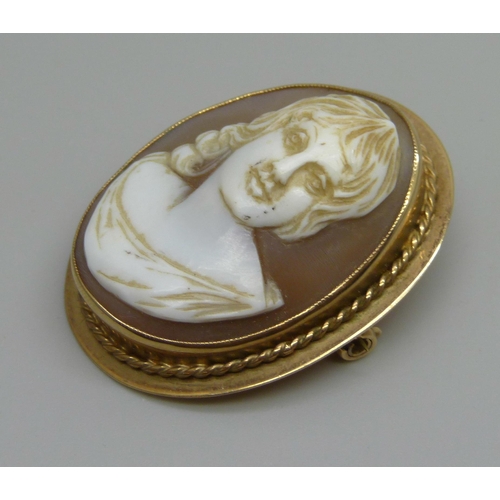 974 - A 9ct gold mounted cameo pendant/brooch, 9.8g, 4cm