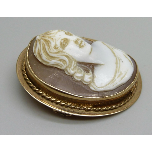 974 - A 9ct gold mounted cameo pendant/brooch, 9.8g, 4cm