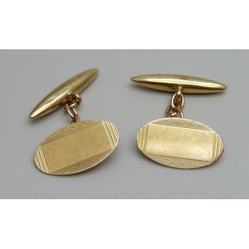 980 - A pair of 9ct gold cufflinks, 3.7g