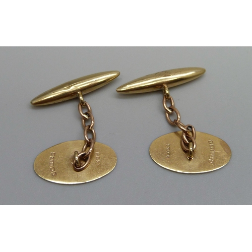 980 - A pair of 9ct gold cufflinks, 3.7g