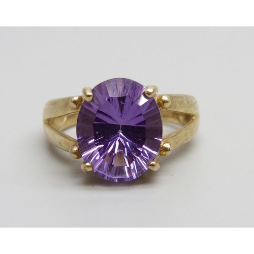 985 - A 9ct gold ring set with an amethyst, 5.9g, N