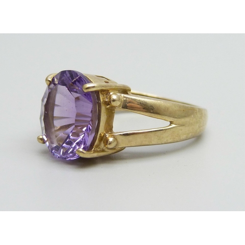 985 - A 9ct gold ring set with an amethyst, 5.9g, N