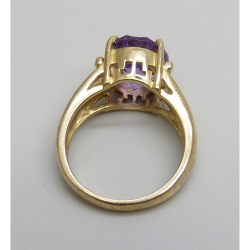 985 - A 9ct gold ring set with an amethyst, 5.9g, N