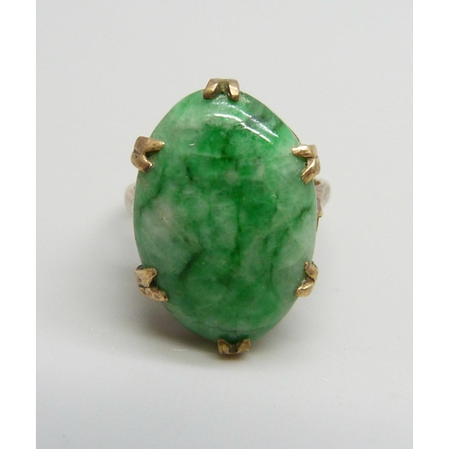 994 - A 9ct gold ring set with a cabochon jade stone, stone size 1.4 x 2cm, 6.4g, N/O