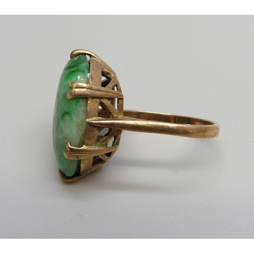 994 - A 9ct gold ring set with a cabochon jade stone, stone size 1.4 x 2cm, 6.4g, N/O