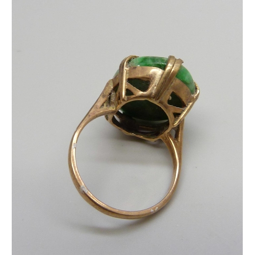 994 - A 9ct gold ring set with a cabochon jade stone, stone size 1.4 x 2cm, 6.4g, N/O