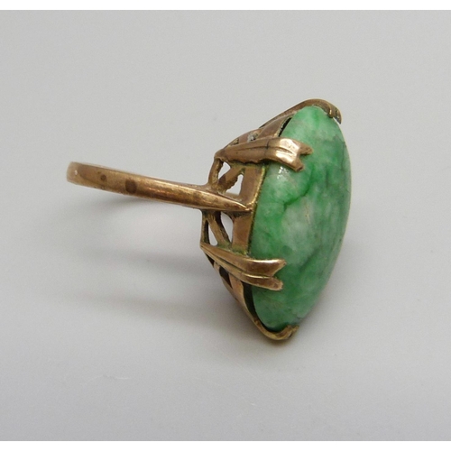 994 - A 9ct gold ring set with a cabochon jade stone, stone size 1.4 x 2cm, 6.4g, N/O