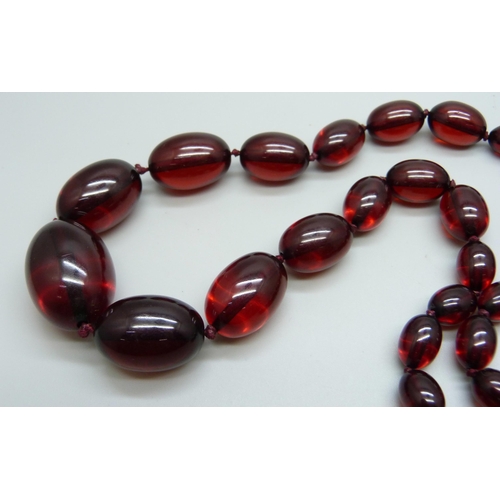 997 - A string of sherry amber coloured graduated Bakelite beads, 54g, largest bead 2.9cm