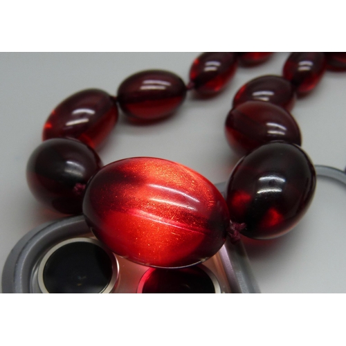 997 - A string of sherry amber coloured graduated Bakelite beads, 54g, largest bead 2.9cm