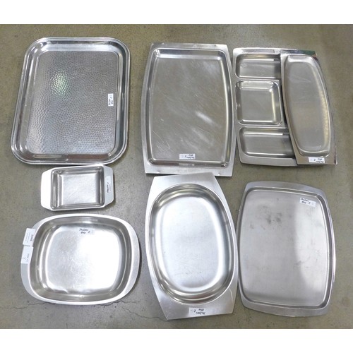 1046 - A collection of stainless steel trays **PLEASE NOTE THIS LOT IS NOT ELIGIBLE FOR IN-HOUSE POSTING AN... 