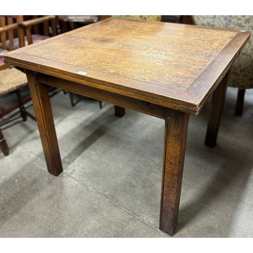 190 - An early 20th Century oak draw leaf table