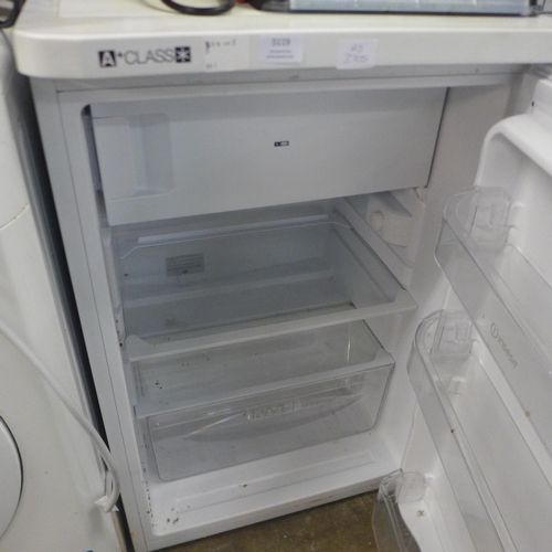 5119 - An Indesit TFAA10 free standing under counter fridge