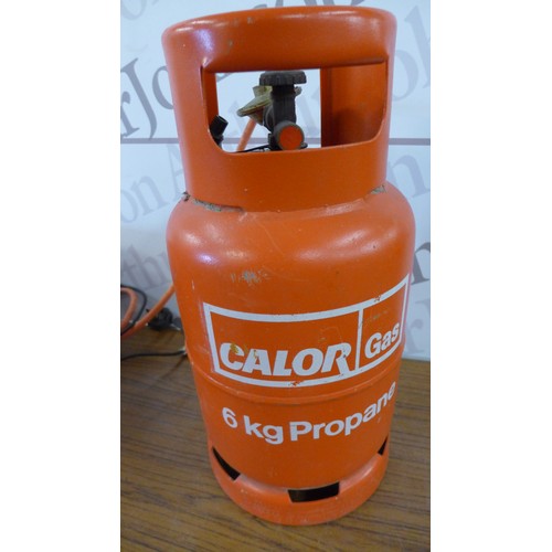 5265 - A Clarke Devil 650 space heater and an empty 6kg propane Calor gas tank