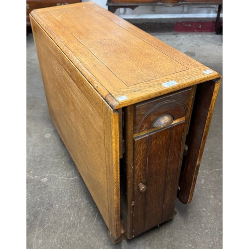 182 - An early 20th Century oak drop-leaf table