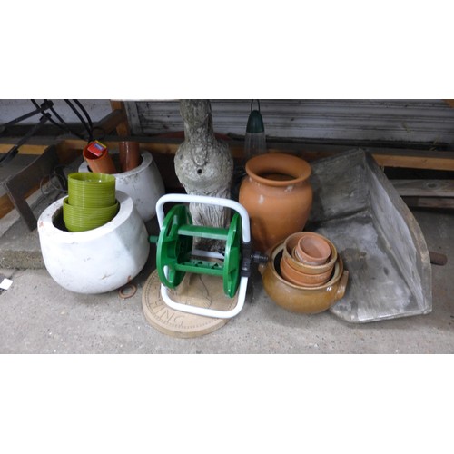 5171A - Two round plant pots, a concrete heron garden ornament, a concrete farthing wall plaque, a hose pipe... 