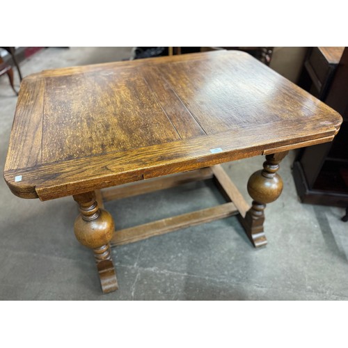 186 - An early 20th Century oak draw leaf table