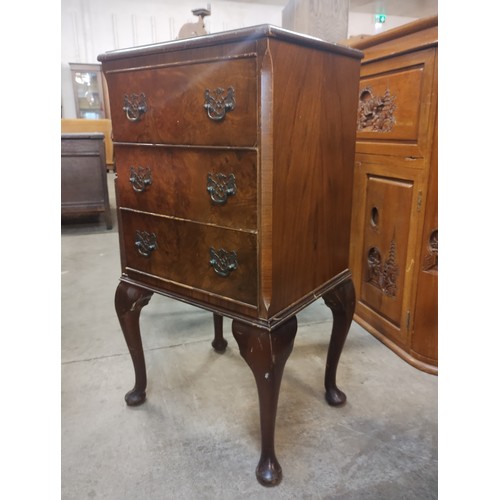 139 - A small Queen Anne style walnut chest of drawers