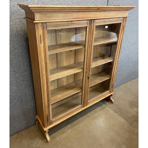 89 - A Victorian pine bookcase