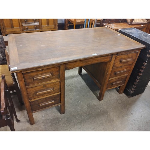 226 - An early 20th Century oak desk