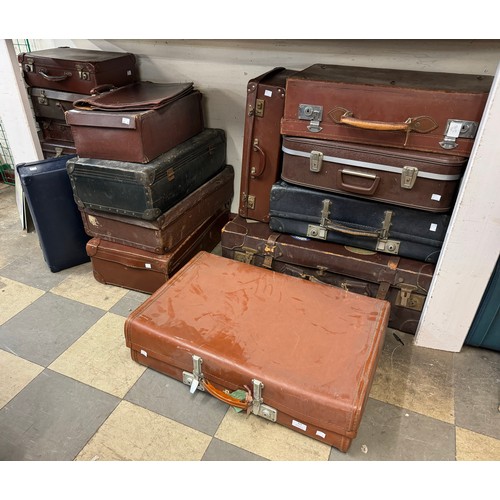 322 - Assorted vintage suitcases