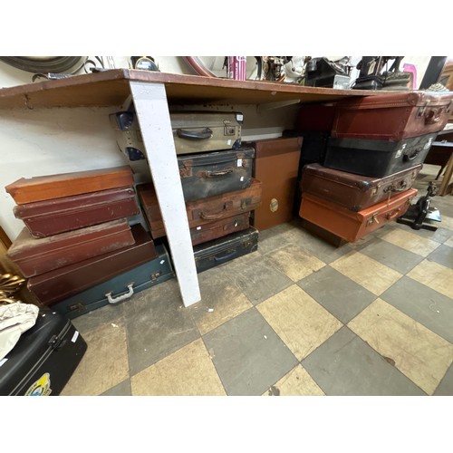 343 - Assorted vintage suitcases