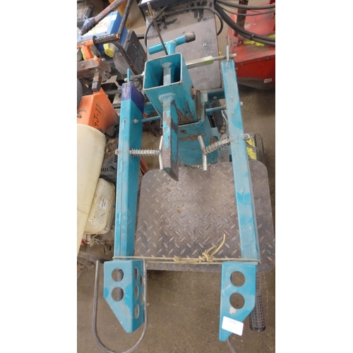 5195 - A Makita MLS6000 hydraulic log splitter with a 6 tonne force capacity