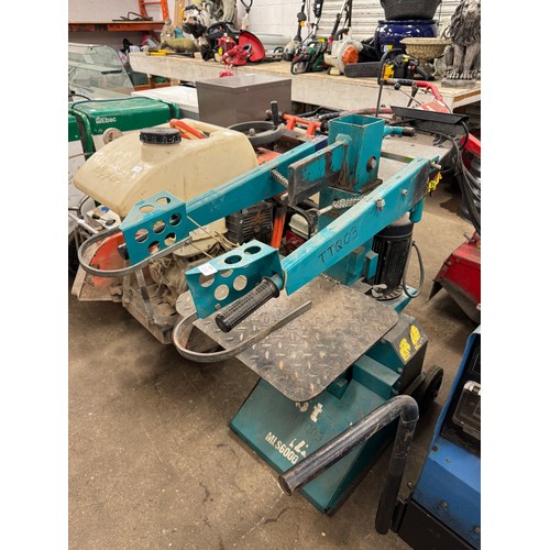 5195 - A Makita MLS6000 hydraulic log splitter with a 6 tonne force capacity