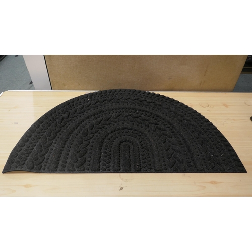 6203 - Apache Mills Entry Mat and 2x washable mats (335-544,565) *This lot is subject to Vat