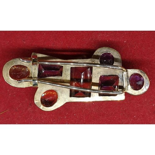 827 - A gilt metal clip set with gemstones including citrine and amethyst, 7.5 x 3cm