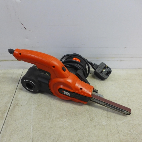 5015 - A quantity of power tools, including a Black and Decker BD154R - H10 240V hammer drill, a Black and ... 