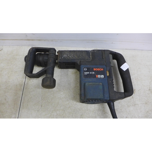 5016 - A quantity of power tools including an AEG SBZA 12RL power drill with a Wolfcraft drill press, a Bos... 