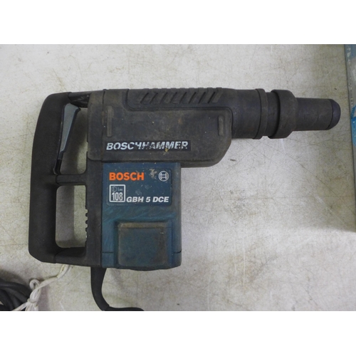 5020 - A quantity of tools including a Bosch GBH DCE 110v hammer drill, a vintage tap and die tool set, a P... 