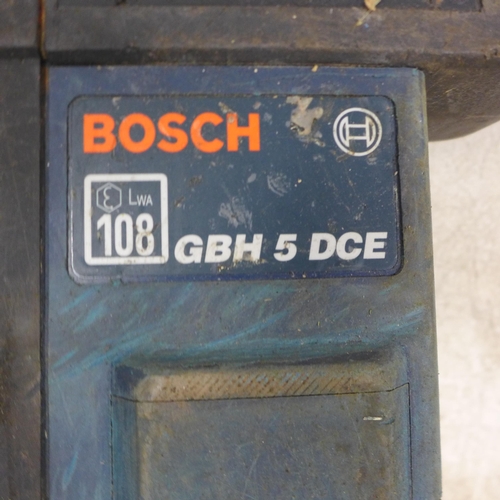 5020 - A quantity of tools including a Bosch GBH DCE 110v hammer drill, a vintage tap and die tool set, a P... 