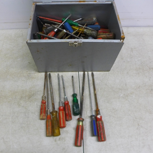 5032 - A box of approx 100 assorted screwdrivers