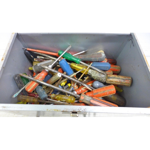 5032 - A box of approx 100 assorted screwdrivers