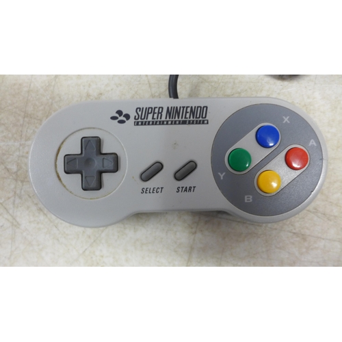 5082 - A Super Nintendo Entertainment System games console with leads and controller