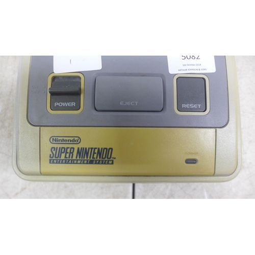 5082 - A Super Nintendo Entertainment System games console with leads and controller