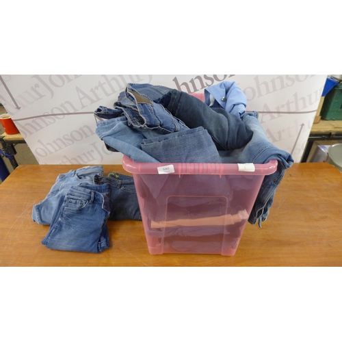 5261 - Approx 30 pairs of jeans in assorted sizes and styles