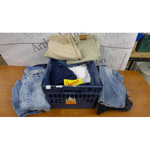 5262 - Approx 30 pairs of jeans in assorted sizes and styles